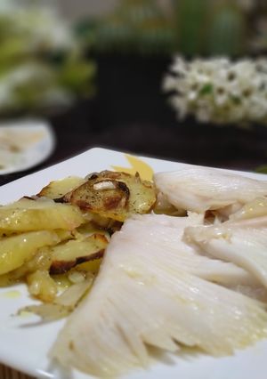 Una foto de Raya al horno con patatas panadera: en plena temporada de pesca