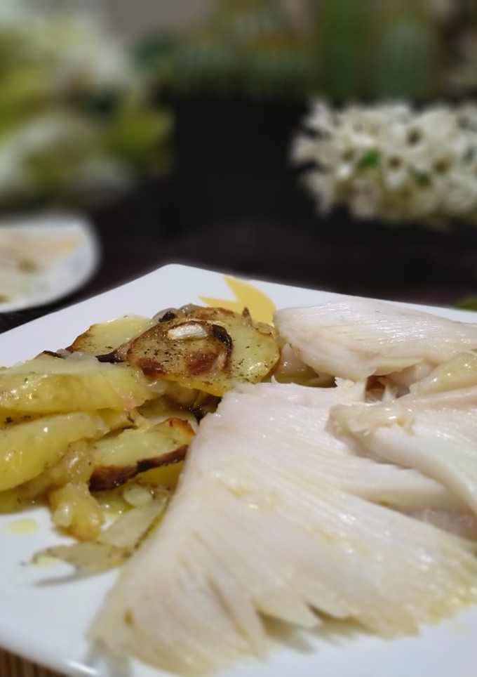 Una foto de Raya al horno con patatas panadera: en plena temporada de pesca