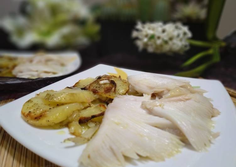 Raya al horno con patatas panadera: en plena temporada de pesca