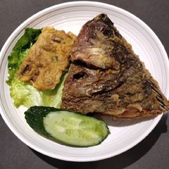 A picture of Fried Tilapia Head.