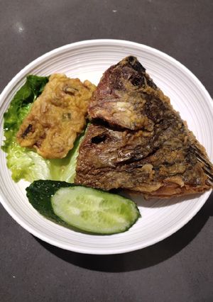 A picture of Fried Tilapia Head.