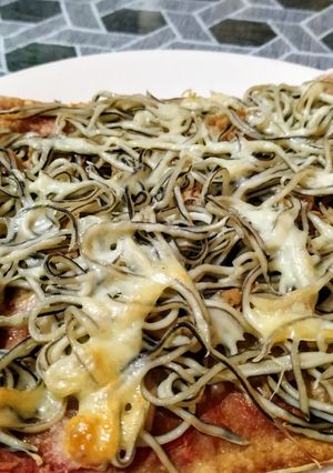 Una foto de Pizza de atún con gulas