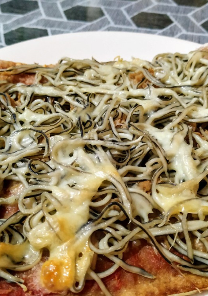 Una foto de Pizza de atún con gulas