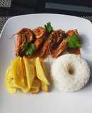 Camarones en sals oriental, papas crocantes y arroz blanco