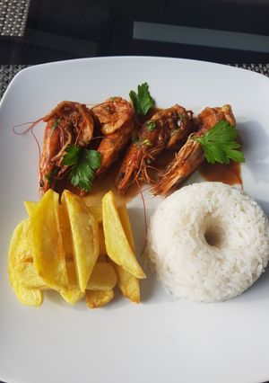 Una foto de Camarones en sals oriental, papas crocantes y arroz blanco