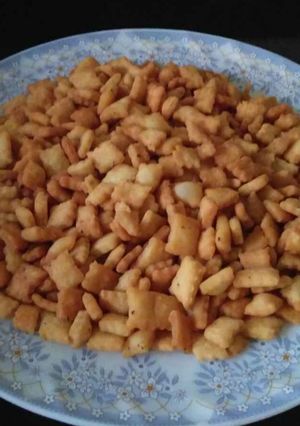 क्रिस्पी चिझी मिनी शंकरपाळी (cheesy mini shankarpali recipe in marathi) रेसिपी चे मुख्य फोटो