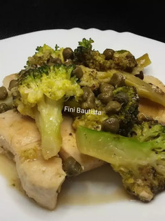 Una foto de Pechuga de pollo con brócoli en salsa de limón