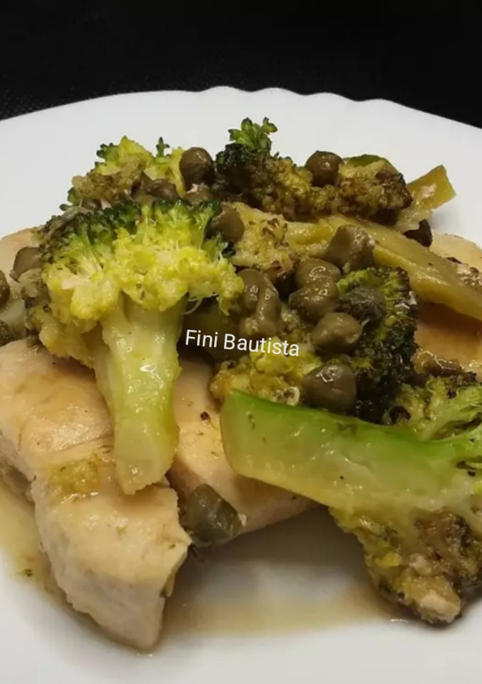 Una foto de Pechuga de pollo con brócoli en salsa de limón