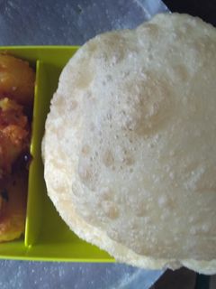 दम आलू और पुरी रेसिपी मुख्य फोटो