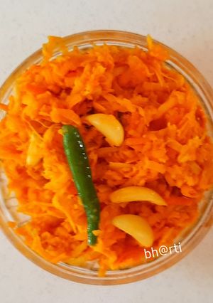 इन्स्टंट ओल्या  हळदीचा लोणचं (oil free) (instant olya hardhicha lonche recipe in marathi) रेसिपी चे मुख्य फोटो 