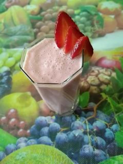 صورة لوصفة عصير فراولة بالحليب والكريمة بطعم لذيذ ومميز 😋♥️