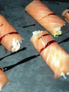 Una foto de Rollitos de salmón con marisco