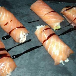 Rollitos de salmón con marisco