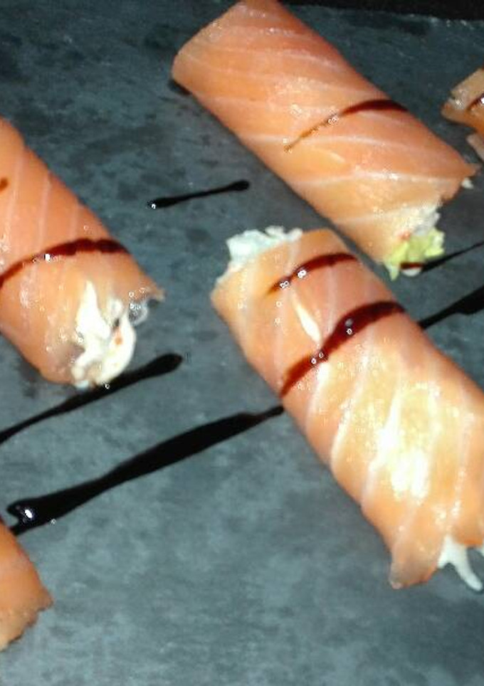 Una foto de Rollitos de salmón con marisco