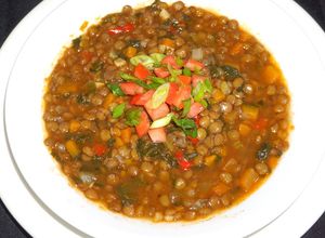 Una foto de Sopa de lentejas y espinaca vegana