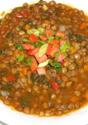 Una foto de Sopa de lentejas y espinaca vegana