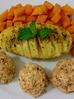 Foto principal de Bombones de queso de cabra y mascarpone rellenos de aceitunas y calabaza con patatas asadas