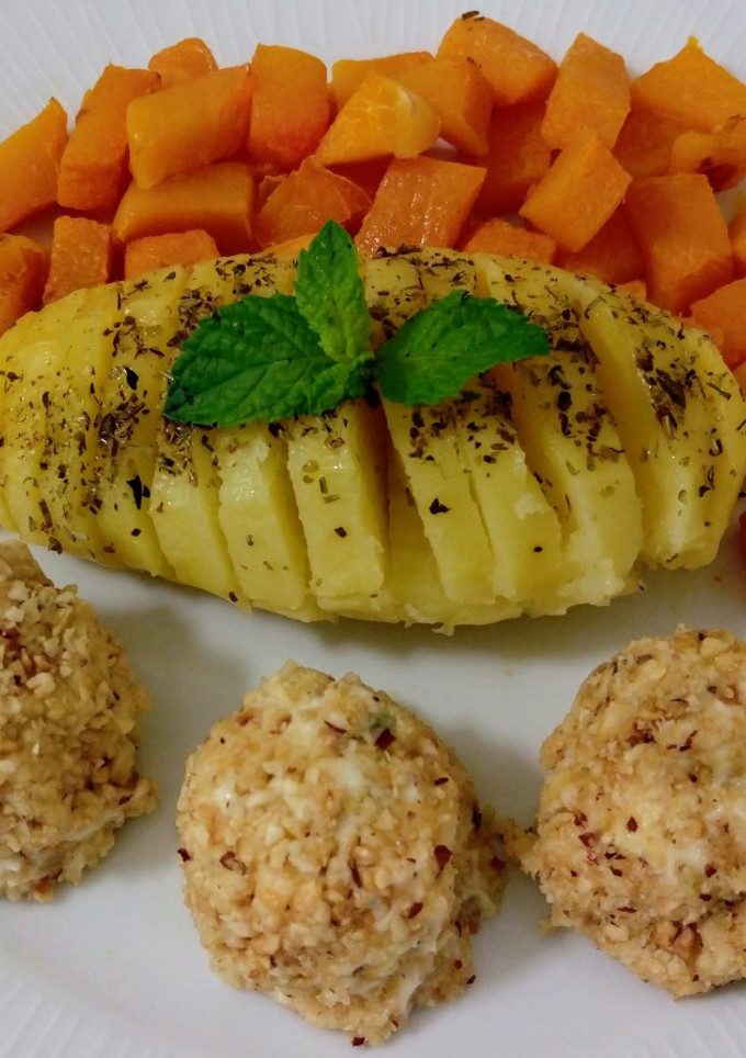 Una foto de Bombones de queso de cabra y mascarpone rellenos de aceitunas y calabaza con patatas asadas