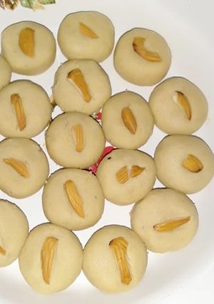 कंदी पेढे (kandi pedhe recipe in marathi) रेसिपी चे मुख्य फोटो 