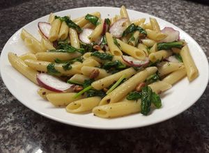 Una foto de Pasta con maní tostado