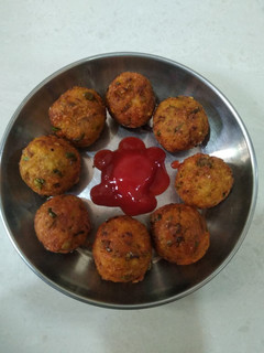 बेसन और प्याज़ के पकोड़े (Besan aur pyaz ke pakode recipe in Hindi) रेसिपी मुख्य फोटो