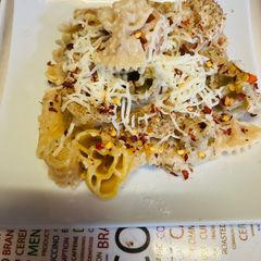 A picture of Mix pasta in white sauce.