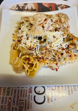 A picture of Mix pasta in white sauce.