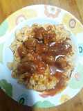 Tirabuzón con tomate, ajo, albahaca y salchichas