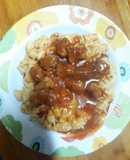 Tirabuzón con tomate, ajo, albahaca y salchichas