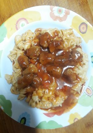 Una foto de Tirabuzón con tomate, ajo, albahaca y salchichas