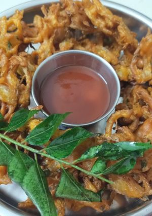 A picture of Onion Pakoda.