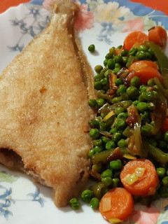 Una foto de Gallo frito con verduras