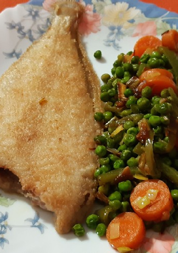 Una foto de Gallo frito con verduras