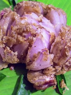 ப்ளூமிங் க்ரிஸ்பி ஆனியன் (Blooming Crispy Onion Recipe in Tamil) செய்முறை முக்கிய புகைப்படம்
