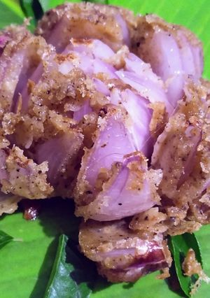 ப்ளூமிங் க்ரிஸ்பி ஆனியன் (Blooming Crispy Onion Recipe in Tamil) செய்முறை முக்கிய புகைப்படம்