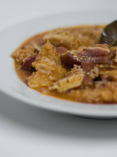 Una foto de Callos con oreja, alubias y arroz
