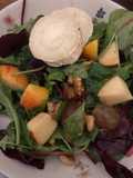Wintersalat mit Äpfeln, Weintrauben, Walnüssen und Ziegenkäse aus dem Ofen
