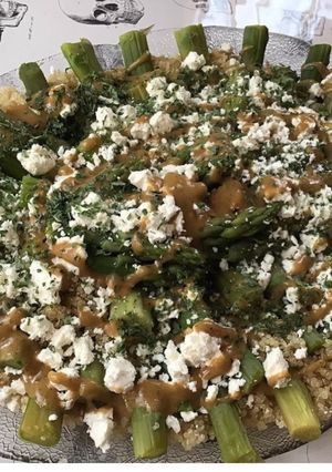 Une photo de Asperges vertes à la quinoa feta et persil sauce balsamique