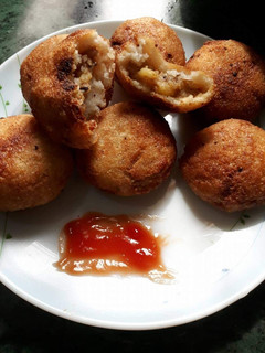 सूजी की स्टफ्ड कचौड़ी (Suji ki stuffed kachori recipe in hindi) रेसिपी मुख्य फोटो