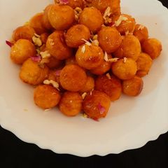 A picture of Italian honey balls.