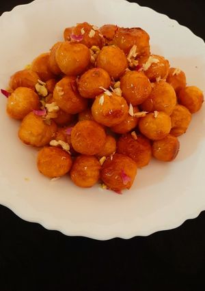 A picture of Italian honey balls.