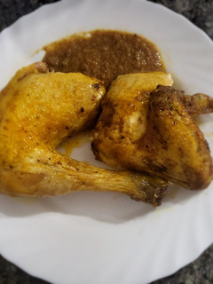 Una foto de Pollo asado con salsa de limón, cebolla y manzana