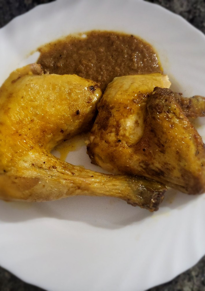Una foto de Pollo asado con salsa de limón, cebolla y manzana