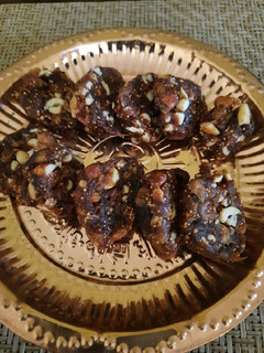 ખજૂર બરફી(Khajur Barfi Recipe in Gujarati) રેસીપી મુખ્ય ફોટો