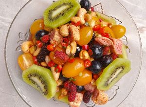 รูปของ ยำกีวีเบอร์รี่ส์ 🥝 🫐 / Spicy kiwi & mixed berries salad 🥗