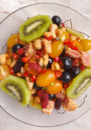 รูปของ ยำกีวีเบอร์รี่ส์ 🥝 🫐 / Spicy kiwi & mixed berries salad 🥗