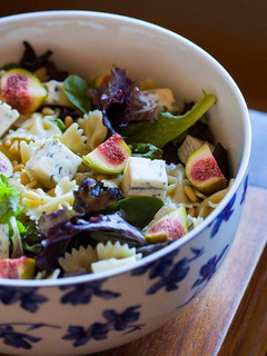 Una foto de Ensalada de pasta farfalle con higos, piñones y queso gorgonzola