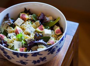 Una foto de Ensalada de pasta farfalle con higos, piñones y queso gorgonzola