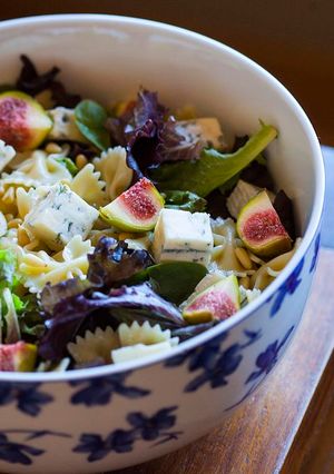 Foto principal de Ensalada de pasta farfalle con higos, piñones y queso gorgonzola
