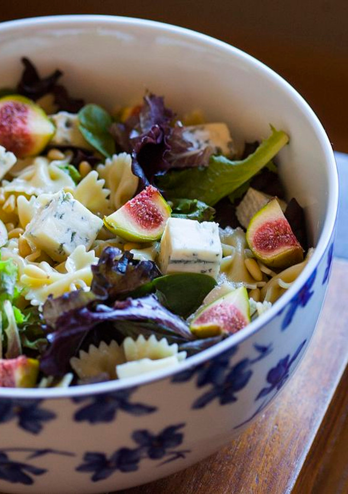 Una foto de Ensalada de pasta farfalle con higos, piñones y queso gorgonzola